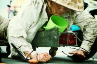 Bằng Kiều nhập vai ăn xin bò lê trên phố