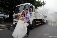 Dùng xe chở nước để rước dâu chú rể bị "ném đá"
