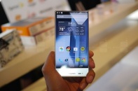 Sharp ra smartphone viền màn hình siêu mỏng