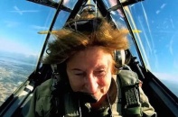 Bà cụ 71 tuổi vẫn nhảy dù, bắn súng, bắt cá sấu như phim hành động