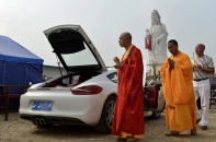 Đại gia thỉnh hòa thượng làm phép cho siêu xe Porsche