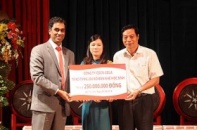 Coca-Cola trao tặng bàn ghế cho học sinh Hà Nội