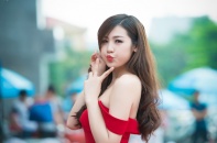 Á hậu Tú Anh trễ nải vai trần quyến rũ