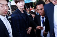 Fan "cuồng" Sài Gòn reo hò, phá vây đón thần tượng Lee Jong Suk
