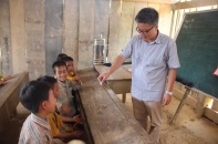 Xúc động hình ảnh GS Ngô Bảo Châu dạy học cho trẻ em nghèo