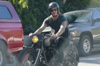 Beckham gặp nạn với siêu môtô khi tránh những tay săn ảnh