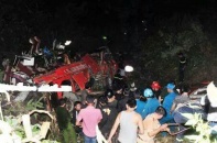 Bộ trưởng Thăng chỉ đạo cứu hộ tại hiện trường xe khách lao vực