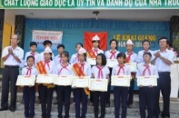 Báo Đầu tư trao học bổng cho học sinh giỏi Quảng Nam