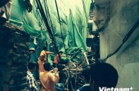 Hà Nội: Giàn giáo công trình nhà cao tầng đổ sập vào nhà dân
