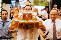 Một hầu bàn lập kỷ lục thế giới với 27 vại bia trên tay