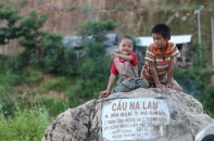 Những bàn chân trần xé đá đến trường ở Xín Mần, Hà Giang