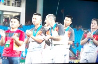 Xúc động hình ảnh thầy trò U19 Việt Nam chúc mừng đối thủ