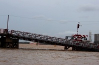 Sóng đánh hỏng bến phà Cát Lái, hàng ngàn người không thể về nhà