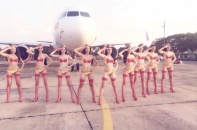 Lộ thêm những bức ảnh "nóng rực" của Ngọc Trinh trong trang phục bikini Vietjet