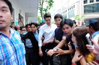 Diễn viên Kim Woo Bin "gây náo loạn" trên đường phố Sài Gòn