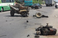 Tàu hỏa đâm nát xe công nông, ách tắc giao thông nhiều giờ ở Thanh Hóa