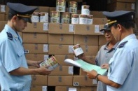 4.000 hộp sữa bột trong lô nhựa phế liệu nhập khẩu
