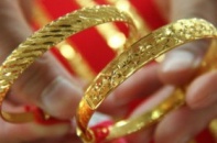 Giá vàng rơi thẳng đứng, USD tăng nhẹ