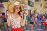 Hoa hậu Jennifer Chung xinh đẹp, quyến rũ dạo phố ở Malta