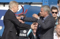 Wenger không hối hận vì đã đẩy Mourinho ngay trên sân