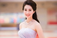 Đặng Thu Thảo đẹp rạng ngời quý phái với đầm xẻ cao