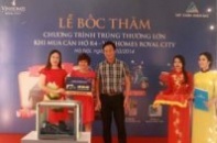 Trao thưởng Mercedes-Benz C200 cho khách mua căn hộ R4 Vinhomes Royal City