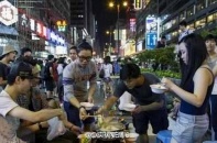 Người biểu tình Hong Kong ăn lẩu, đánh bóng bàn giữa đường