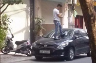 Nam thanh niên dẫm lên kính, dán băng dính "cảnh cáo" ôtô đỗ chặn cửa