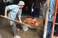 Đàm Vĩnh Hưng hóa thân thành "phụ hồ" khiến fan xót xa