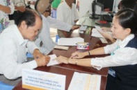 Không nên hoãn tăng lương mà nên giảm biên chế
