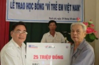 Báo Đầu tư trao học bổng cho học sinh nghèo tỉnh Kiên Giang