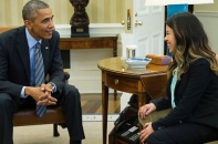 Nữ y tá gốc Việt Nina Pham ôm Tổng thống Obama sau khi xuất viện