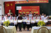 Báo Đầu tư trao học bổng cho học sinh nghèo Sơn La, Điện Biên