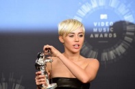 Ca sỹ Miley Cyrus sẽ đóng vai trò người phát ngôn cho Viva Glam