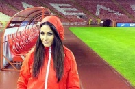 Nữ phóng viên suýt mất việc vì quá quyến rũ