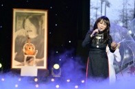 Ca sĩ Lê Uyên song ca cùng chồng quá cố qua màn hình