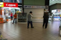 Dân Singapore phẫn nộ với cửa hàng điện thoại chèn ép du khách Việt