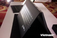 YOGA Tablet 2 Pro tích hợp máy chiếu đầu tiên lên kệ