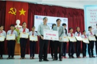 Báo Đầu tư trao học bổng tại Bình Thuận