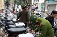 Dịch vụ trông giữ xe bát nháo: Chính quyền thờ ơ, vi phạm dai dẳng
