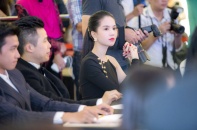 Giám khảo Ngọc Trinh diện váy đen huyền bí tại cuộc thi Siêu mẫu Malaysia