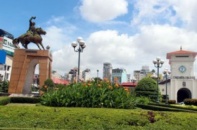 Di dời tượng Trần Nguyên Hãn trước chợ Bến Thành