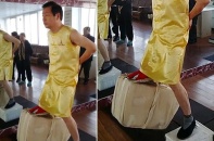 Kinh ngạc võ sư dùng hạ bộ để nâng túi gạch nặng 80kg