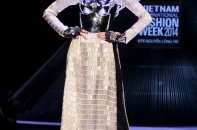 Siêu mẫu Thanh Hằng lạ lẫm cùng đôi cánh sắt trên sàn catwalk