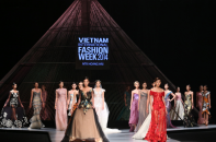 Hoa hậu Thùy Dung khoác áo cưới lộng lẫy trên sàn catwalk