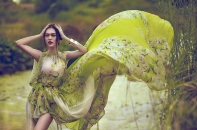 Cao Thùy Linh mỏng manh gợi cảm “phiêu” cùng váy lụa