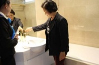 Đã có 178 người mua căn hộ có toilet mạ vàng