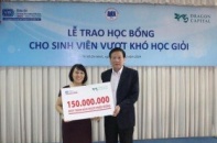 Báo Đầu tư và Dragon Capital trao học bổng cho sinh viên kinh tế