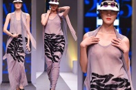 Thùy Dung "ngại ngùng" catwalk với chiếc váy mỏng tang