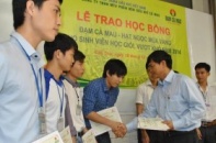 Đạm Cà Mau trao học bổng “hạt ngọc mùa vàng” cho sinh viên ĐH Cần Thơ
